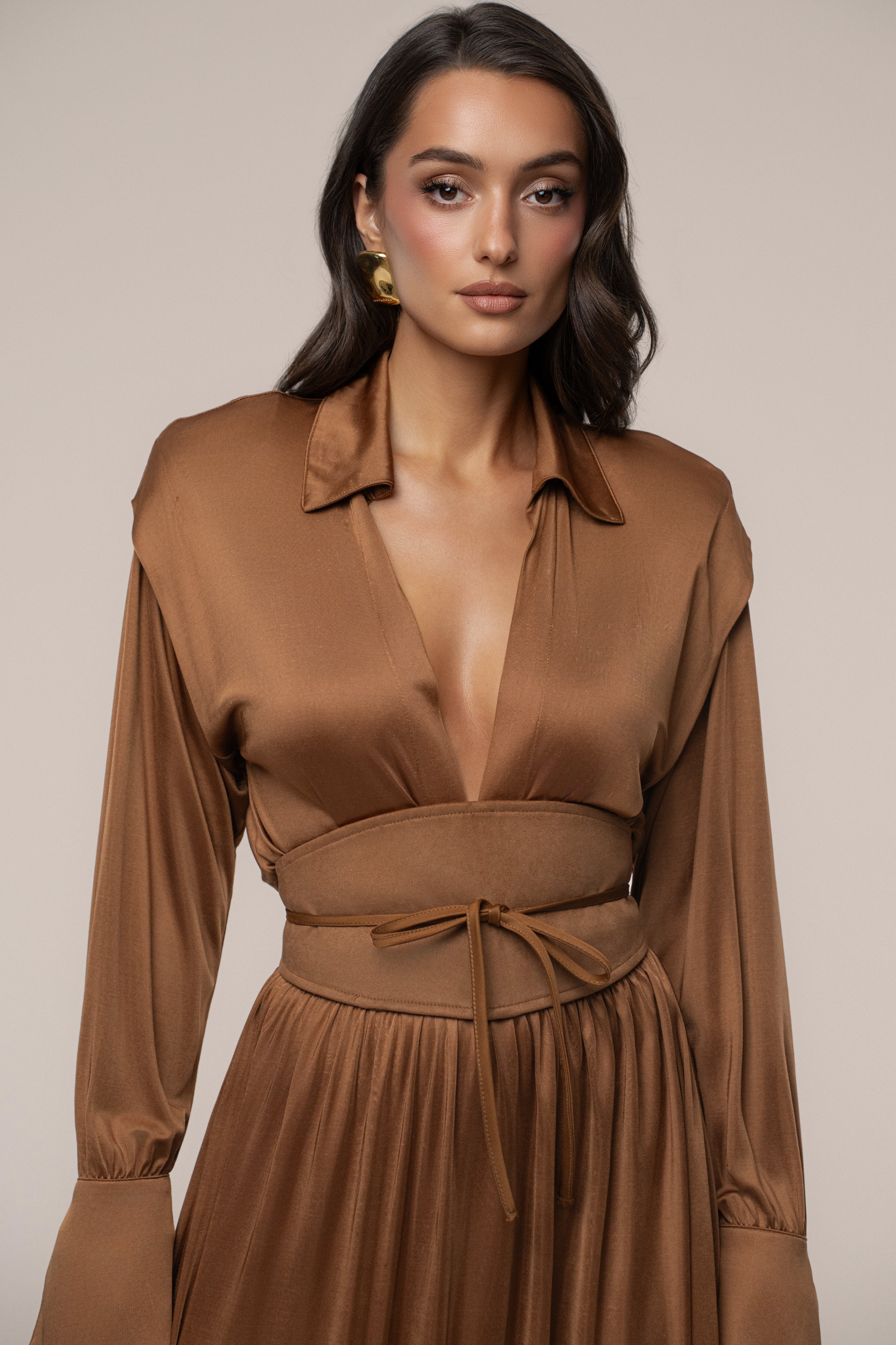 « Ligne Haute » — Robe Longue à Col, Fauve