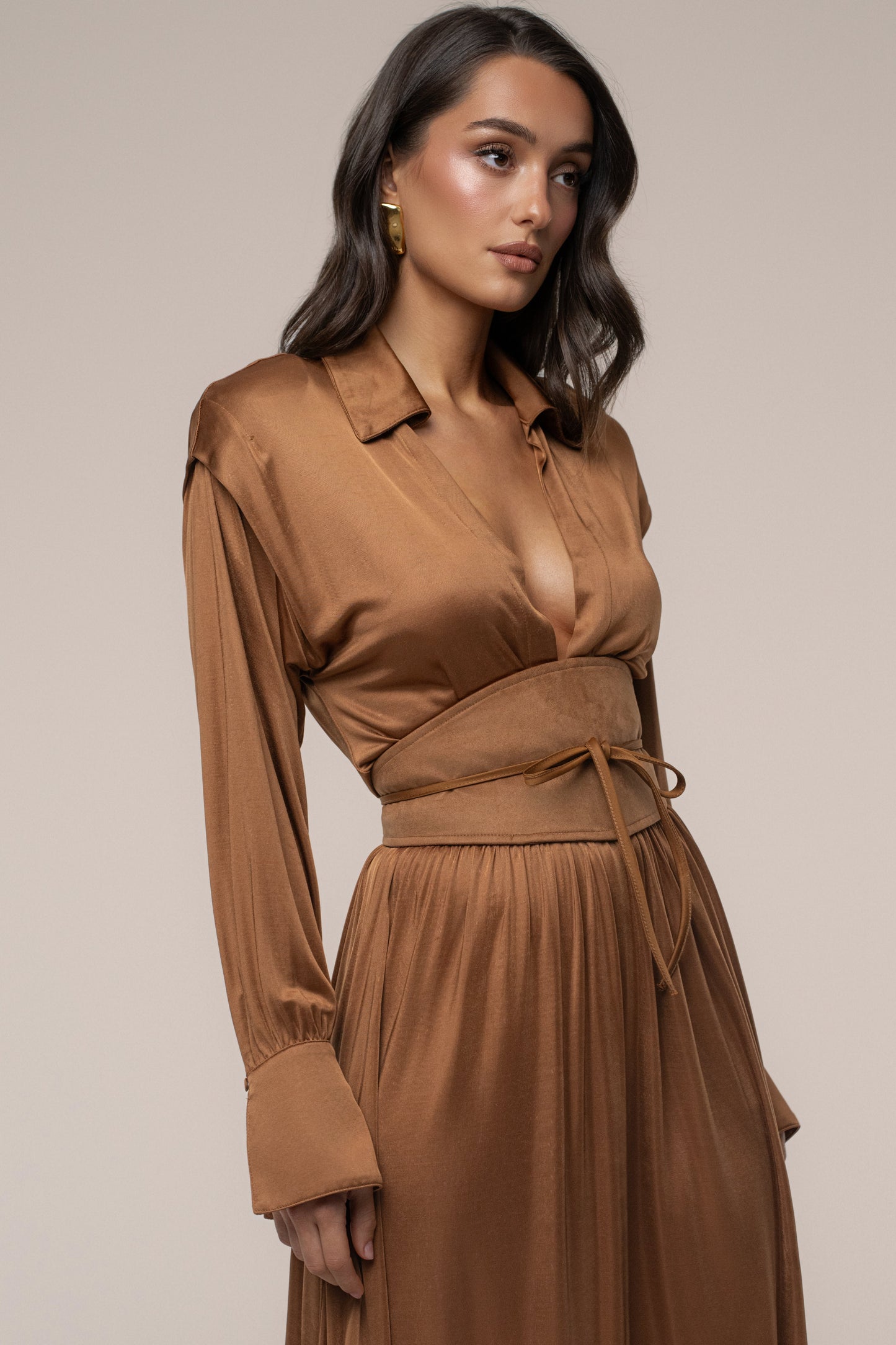 « Ligne Haute » — Robe Longue à Col, Fauve