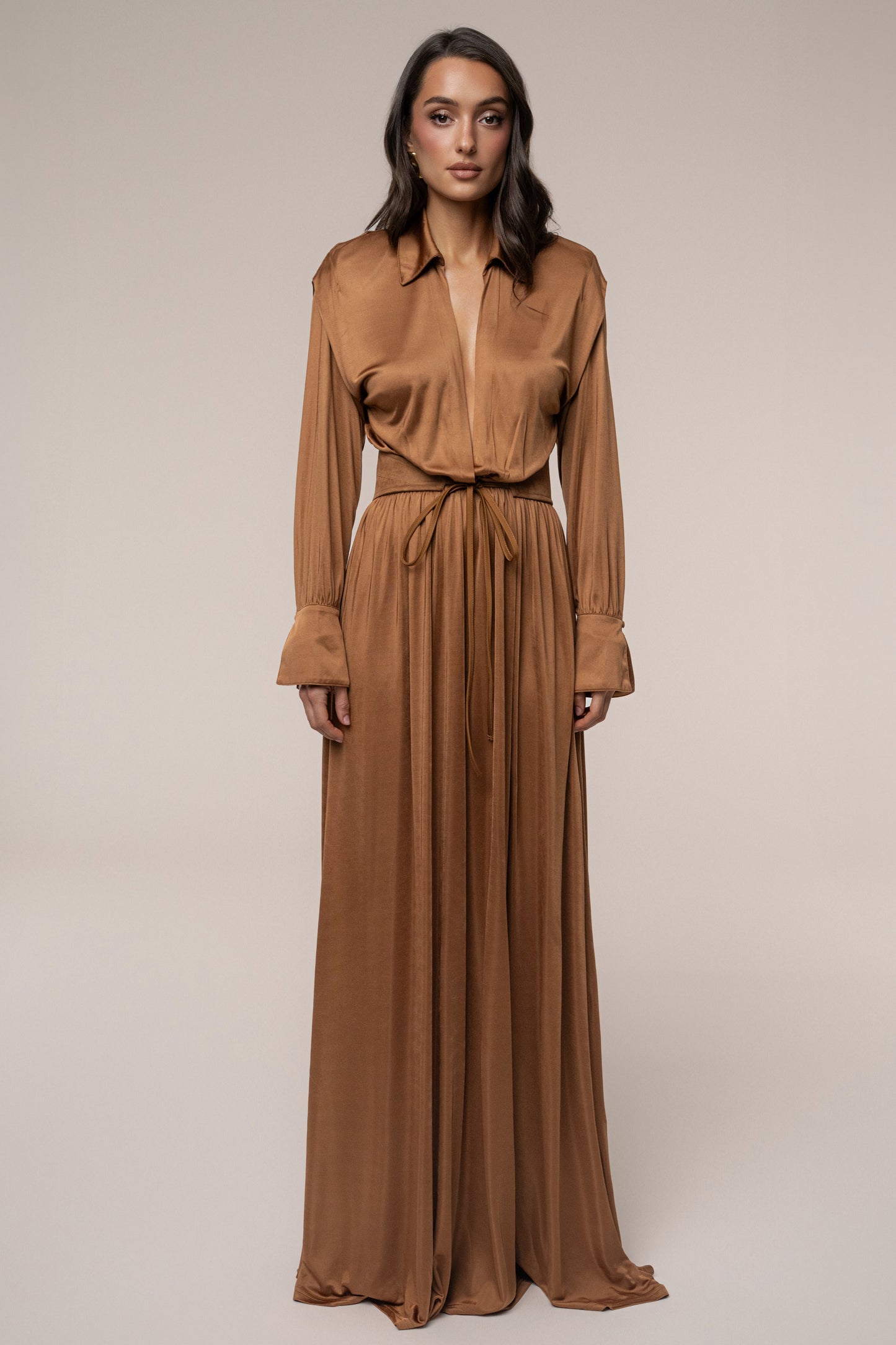 « Ligne Haute » — Robe Longue à Col, Fauve