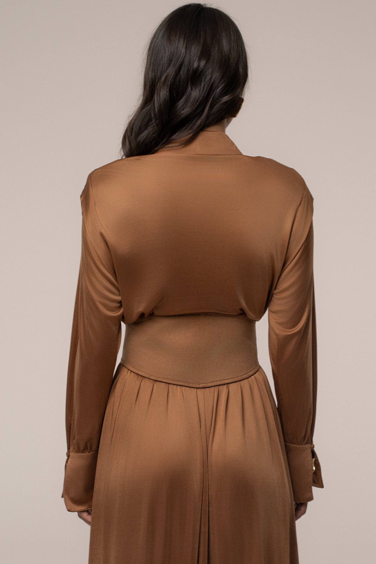 « Ligne Haute » — Robe Longue à Col, Fauve