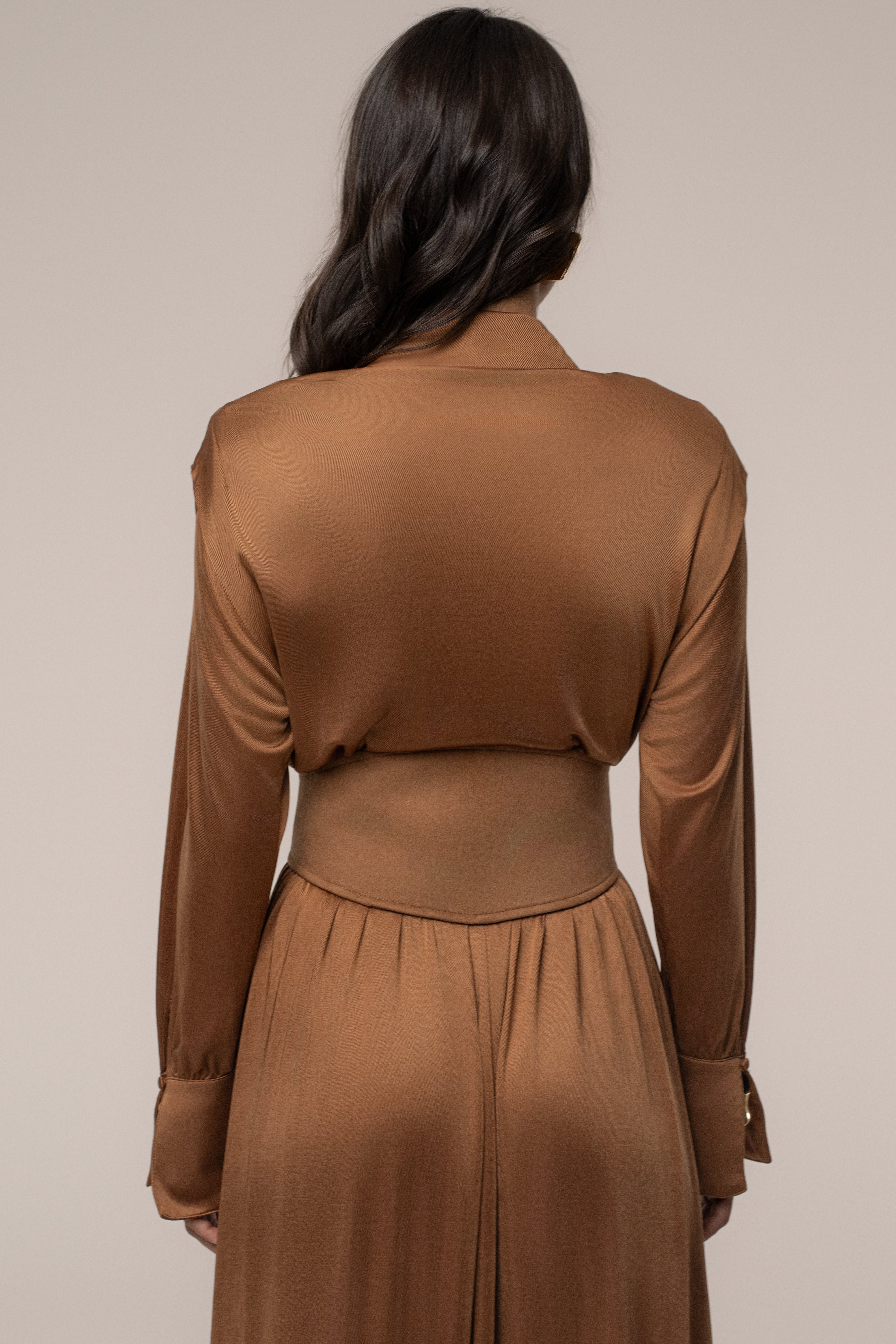 « Ligne Haute » — Robe Longue à Col, Fauve