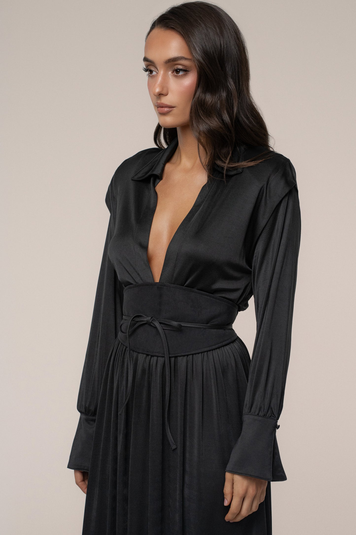 « Ligne Haute » — Robe Longue à Col, Noir