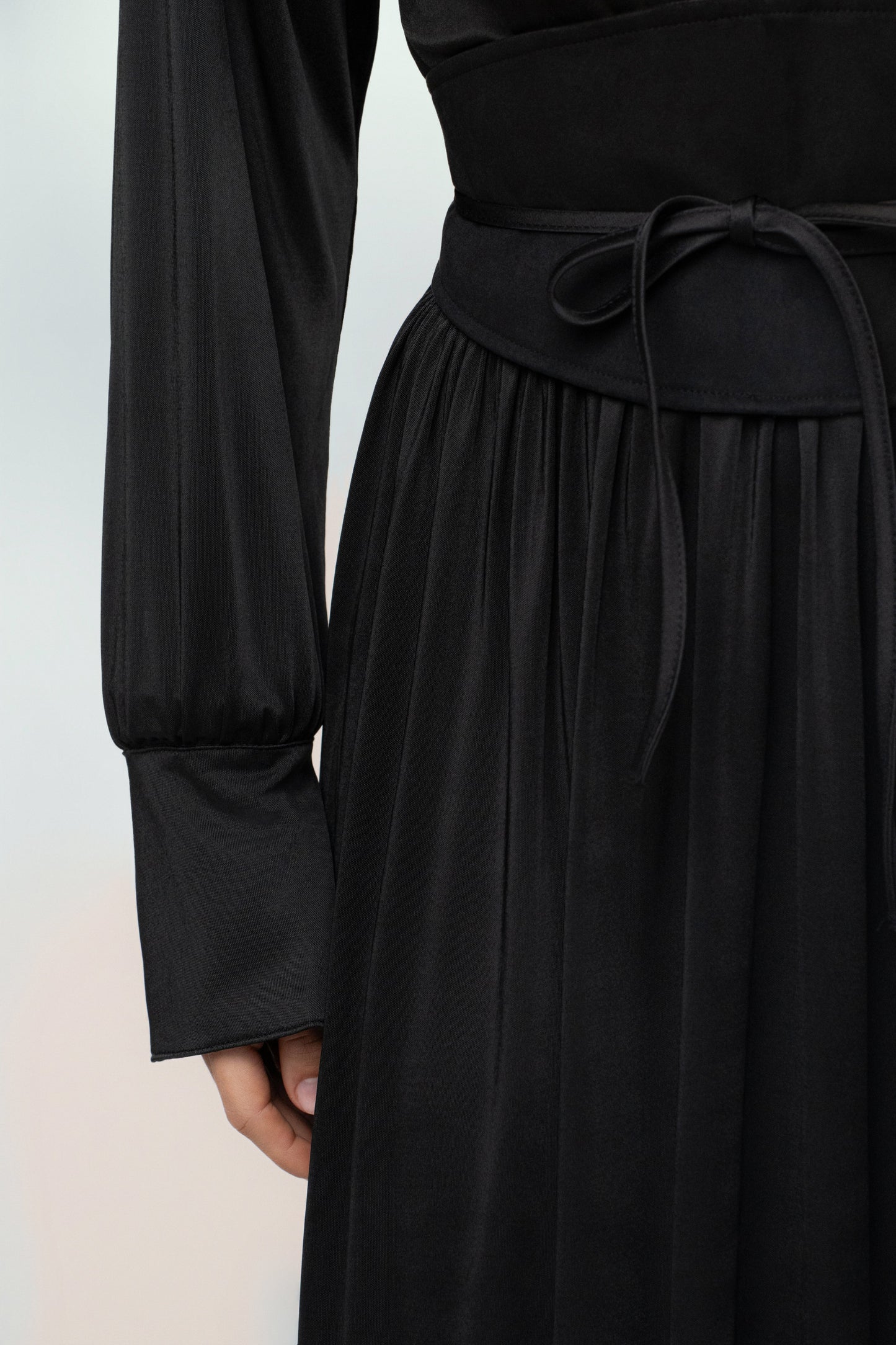 « Ligne Haute » — Robe Longue à Col, Noir