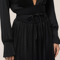« Ligne Haute » — Robe Longue à Col, Noir