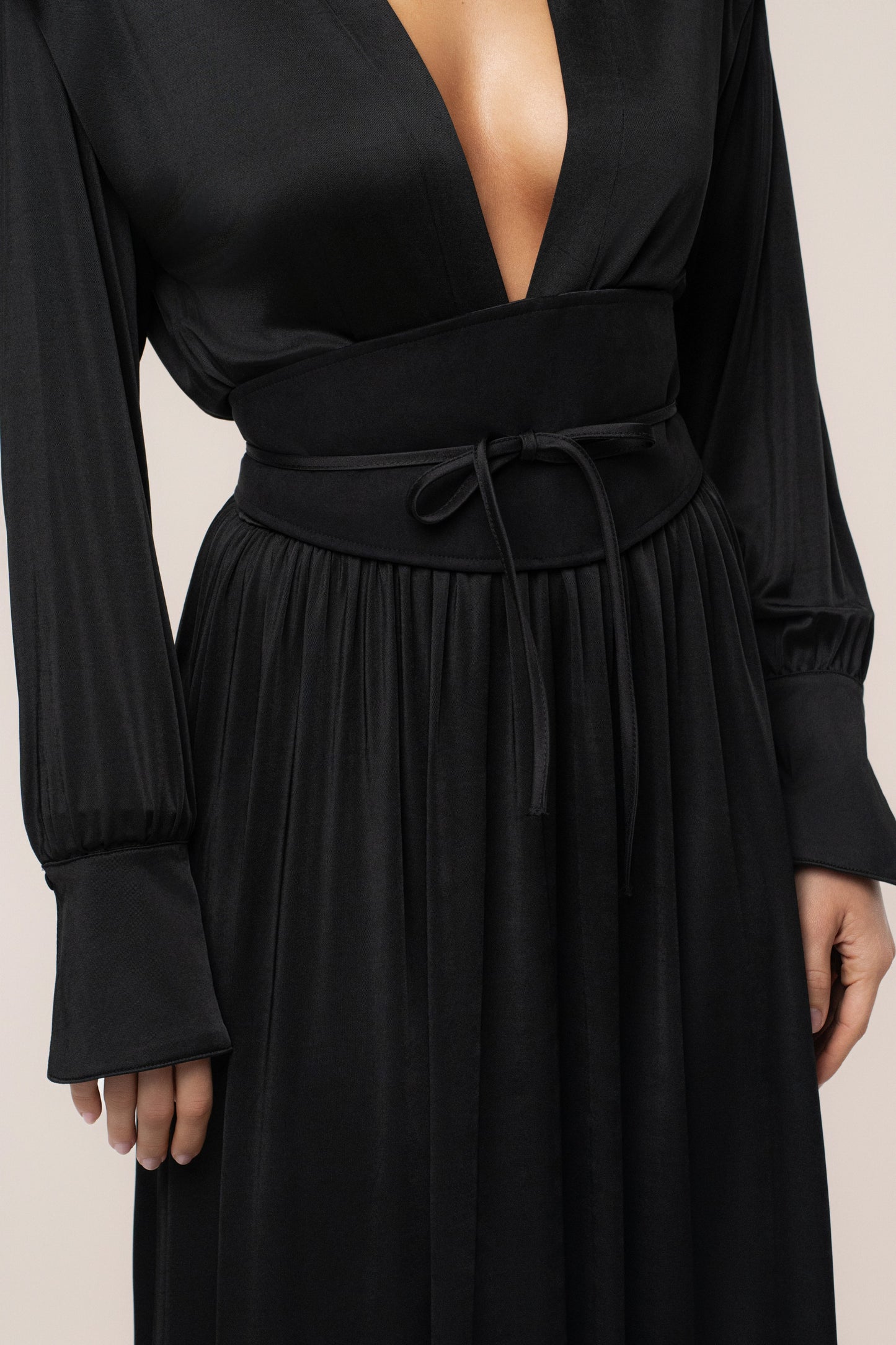 « Ligne Haute » — Robe Longue à Col, Noir