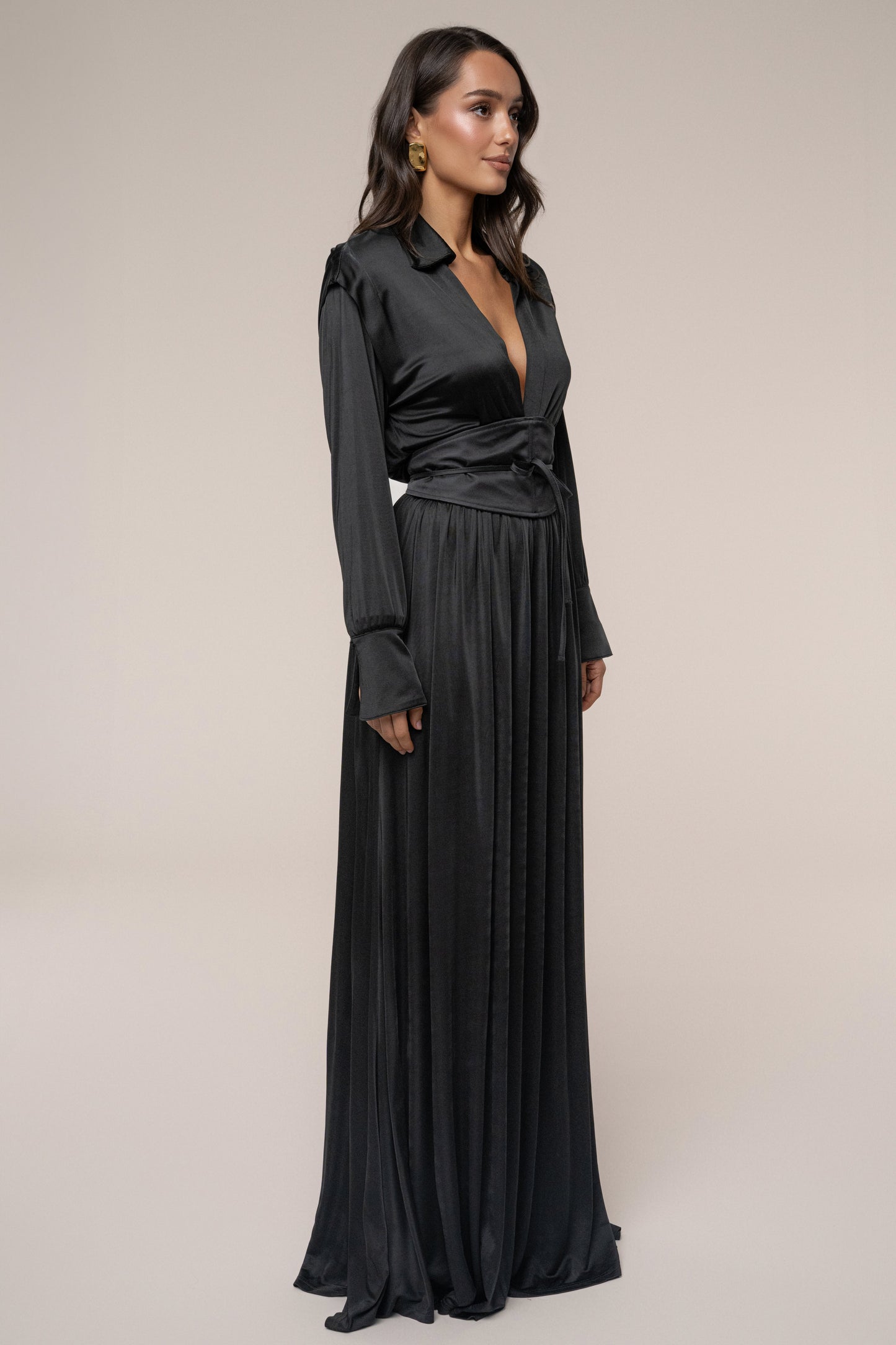 « Ligne Haute » — Robe Longue à Col, Noir