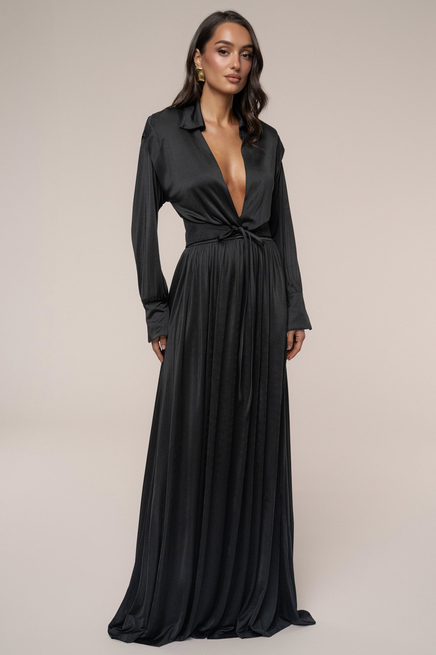 « Ligne Haute » — Robe Longue à Col, Noir