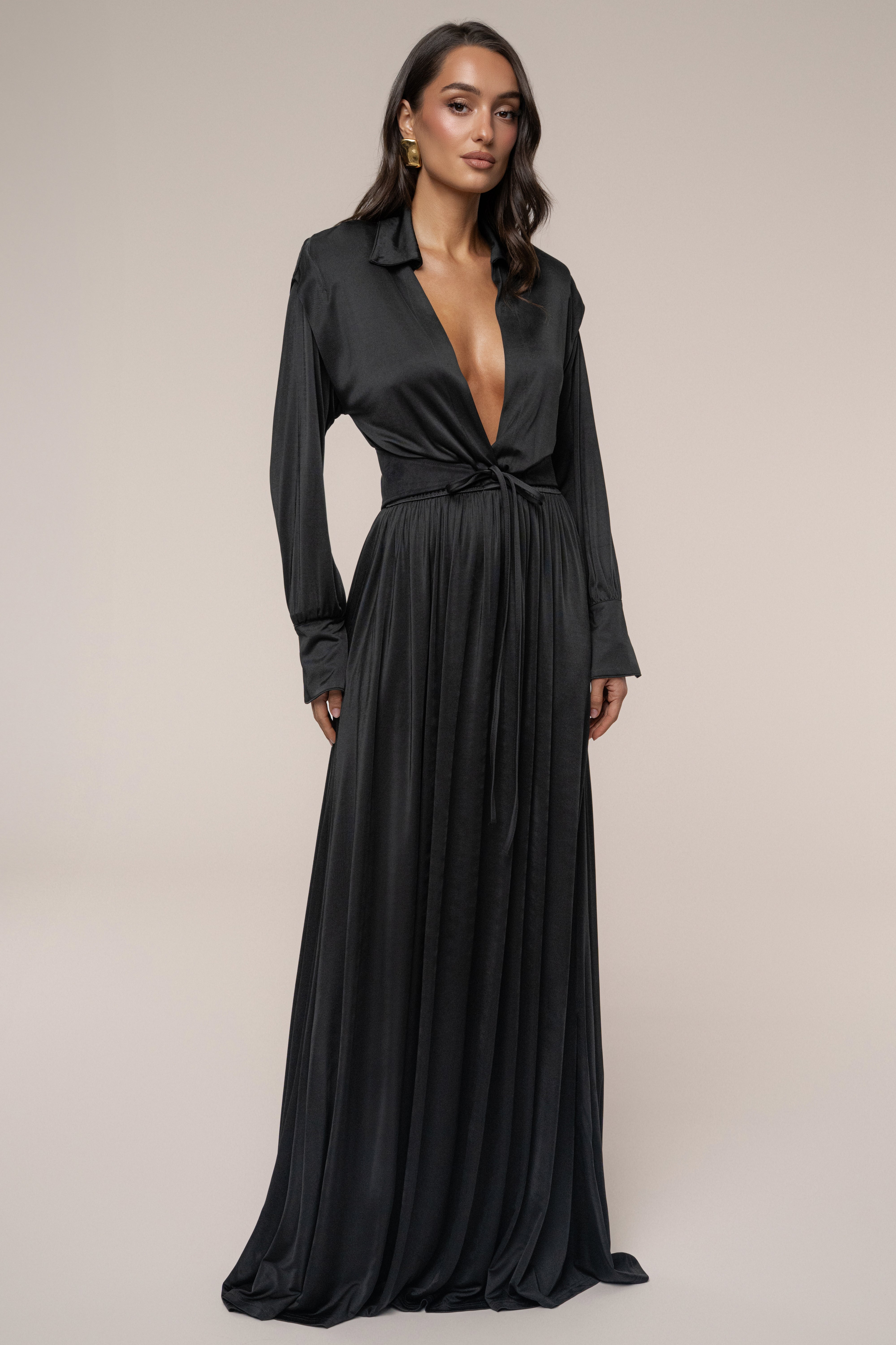 « Ligne Haute » — Robe Longue à Col, Noir