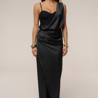 « Éclat Nocturne » — Robe Longue Drapée en Satin, Noir