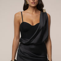 « Éclat Nocturne » — Robe Longue Drapée en Satin, Noir