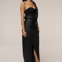 « Éclat Nocturne » — Robe Longue Drapée en Satin, Noir