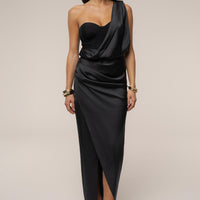 « Éclat Nocturne » — Robe Longue Drapée en Satin, Noir