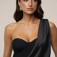 « Éclat Nocturne » — Robe Longue Drapée en Satin, Noir