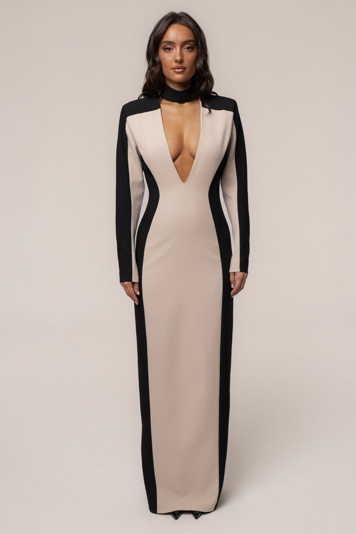 « Première Nuit » — Robe Longue Contrastée Manches Longues, Pierre/Noir