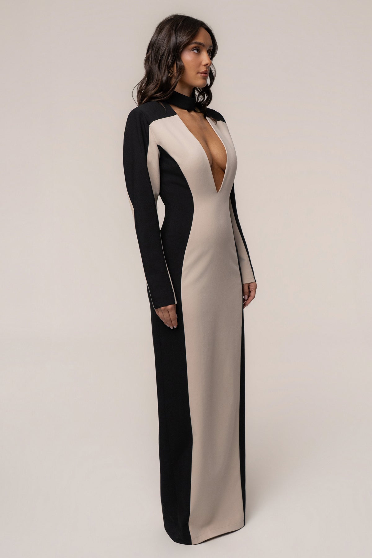 « Première Nuit » — Robe Longue Contrastée Manches Longues, Pierre/Noir