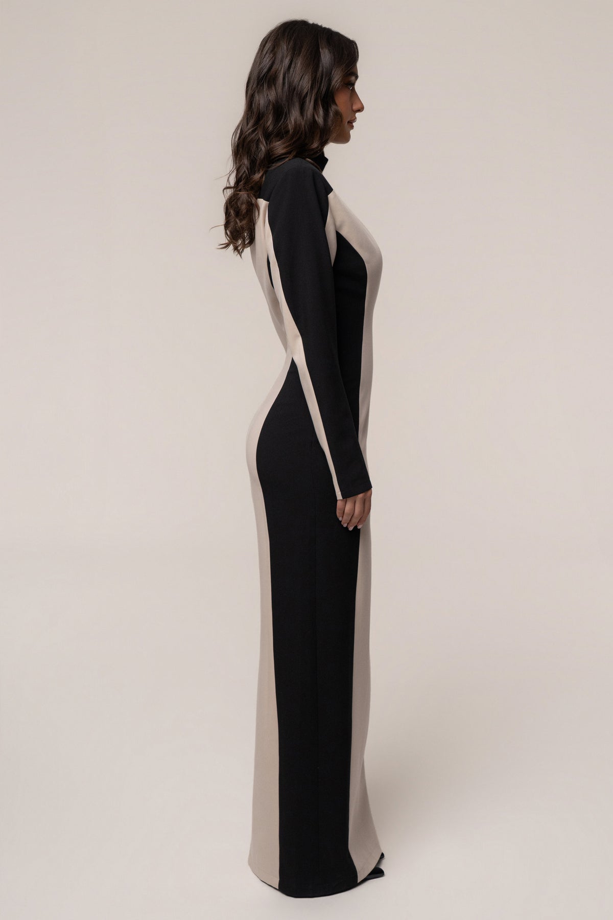 « Première Nuit » — Robe Longue Contrastée Manches Longues, Pierre/Noir