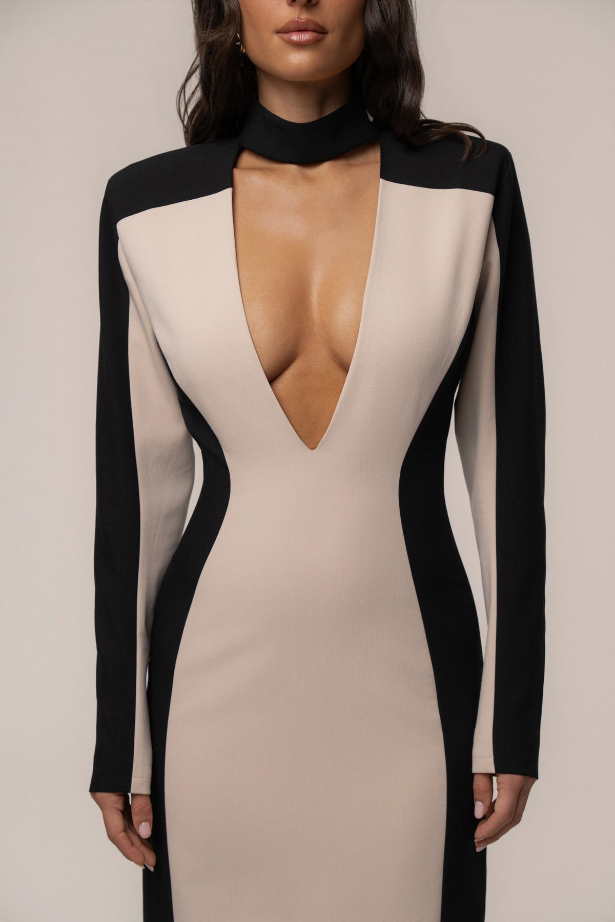 « Première Nuit » — Robe Longue Contrastée Manches Longues, Pierre/Noir