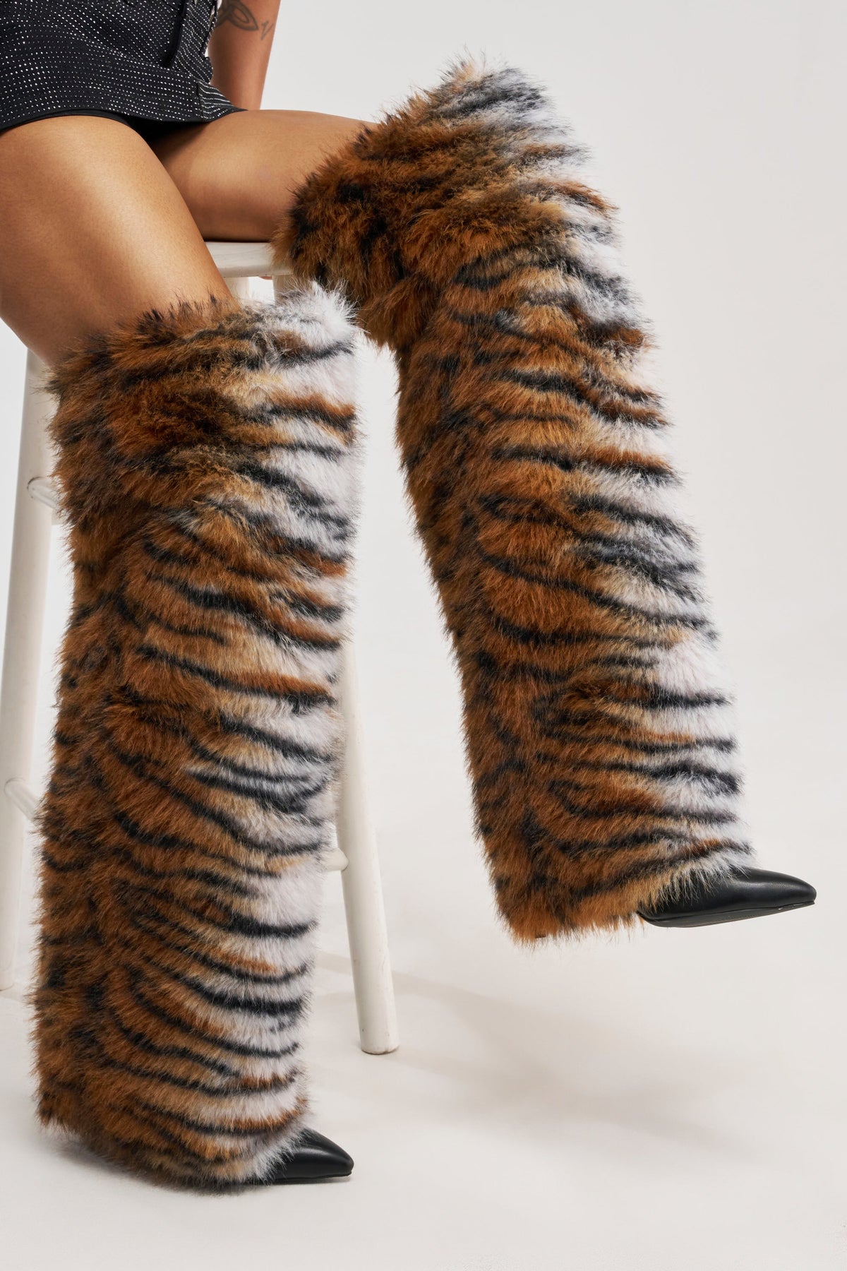 «Instinct félin» — bottes cuissardes, tigrées.