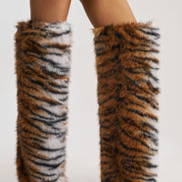 «Instinct félin» — bottes cuissardes, tigrées.