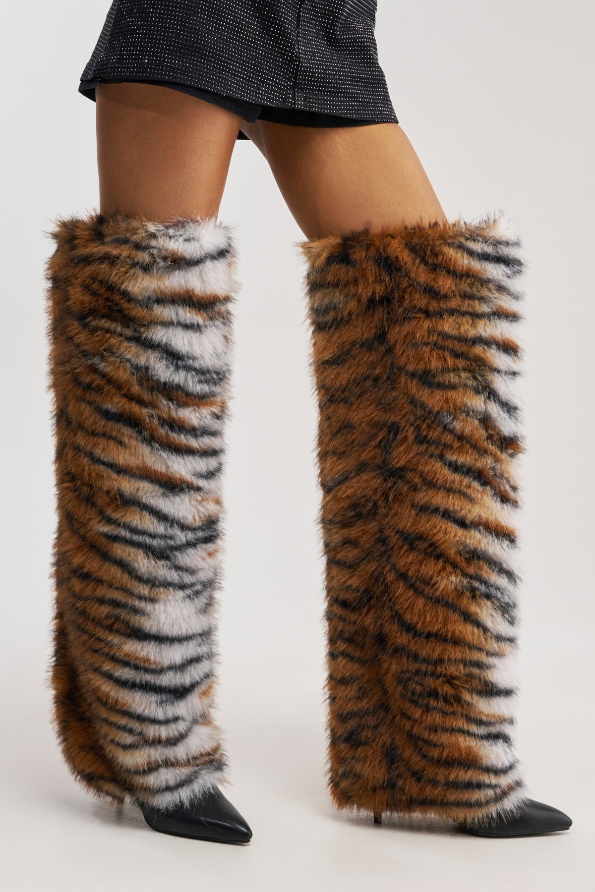«Instinct félin» — bottes cuissardes, tigrées.