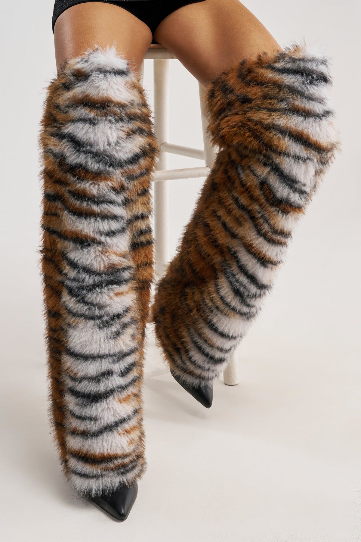 «Instinct félin» — bottes cuissardes, tigrées.