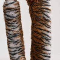 «Instinct félin» — bottes cuissardes, tigrées.