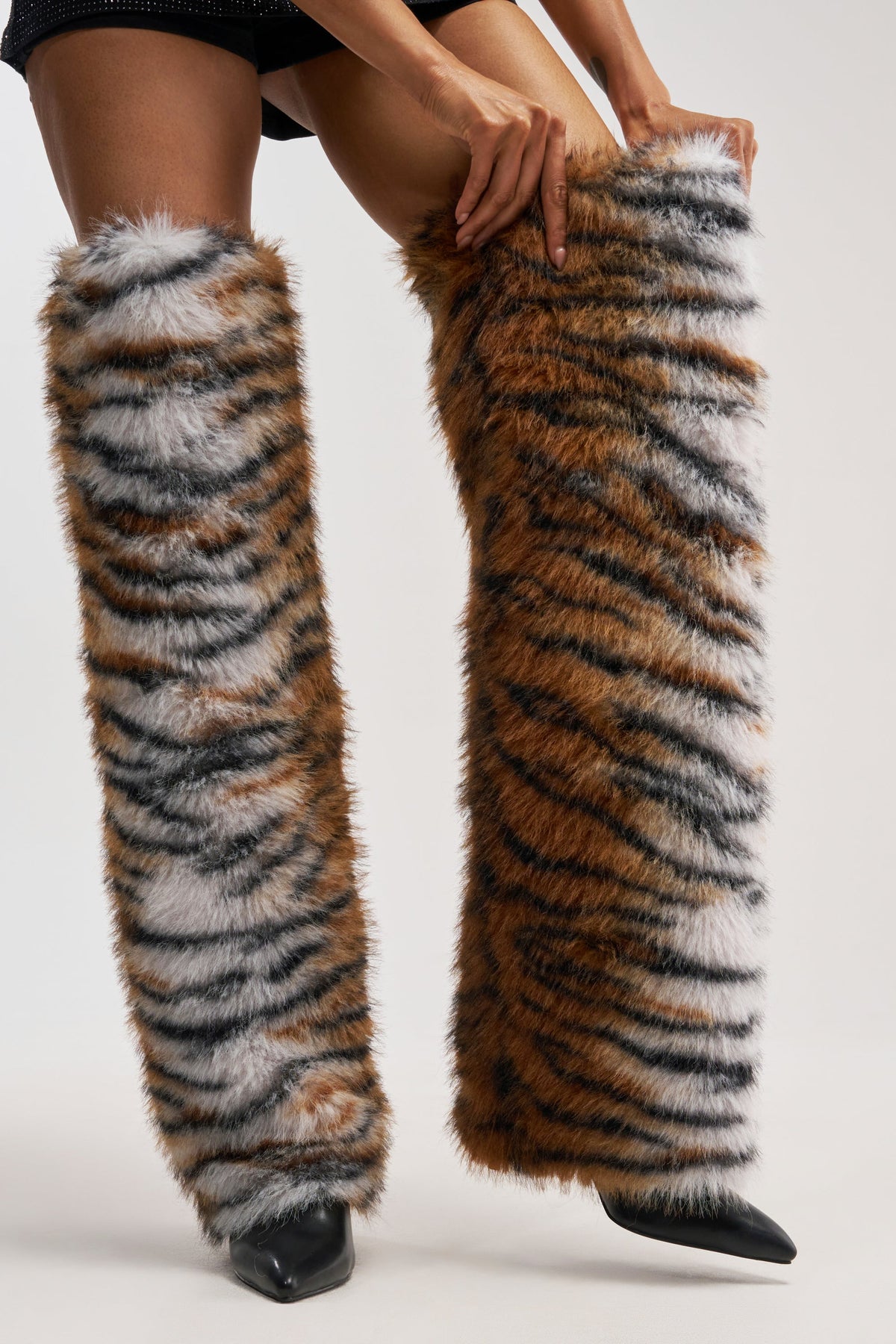 «Instinct félin» — bottes cuissardes, tigrées.