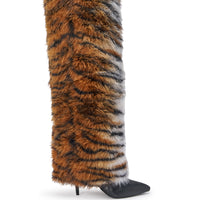 «Instinct félin» — bottes cuissardes, tigrées.