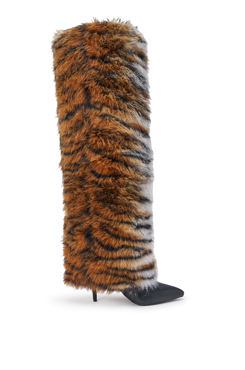 «Instinct félin» — bottes cuissardes, tigrées.