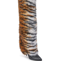 «Instinct félin» — bottes cuissardes, tigrées.