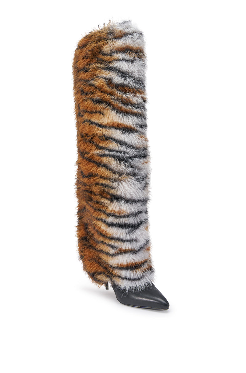 «Instinct félin» — bottes cuissardes, tigrées.