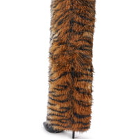 «Instinct félin» — bottes cuissardes, tigrées.