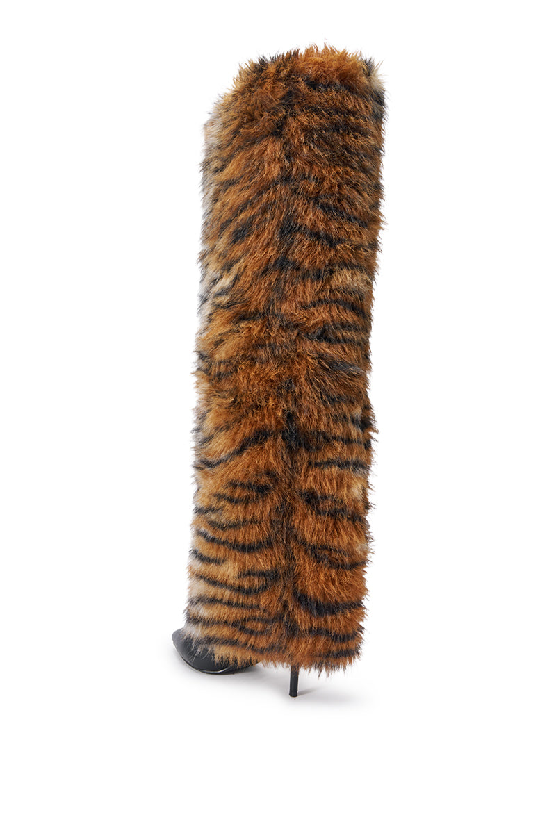 «Instinct félin» — bottes cuissardes, tigrées.
