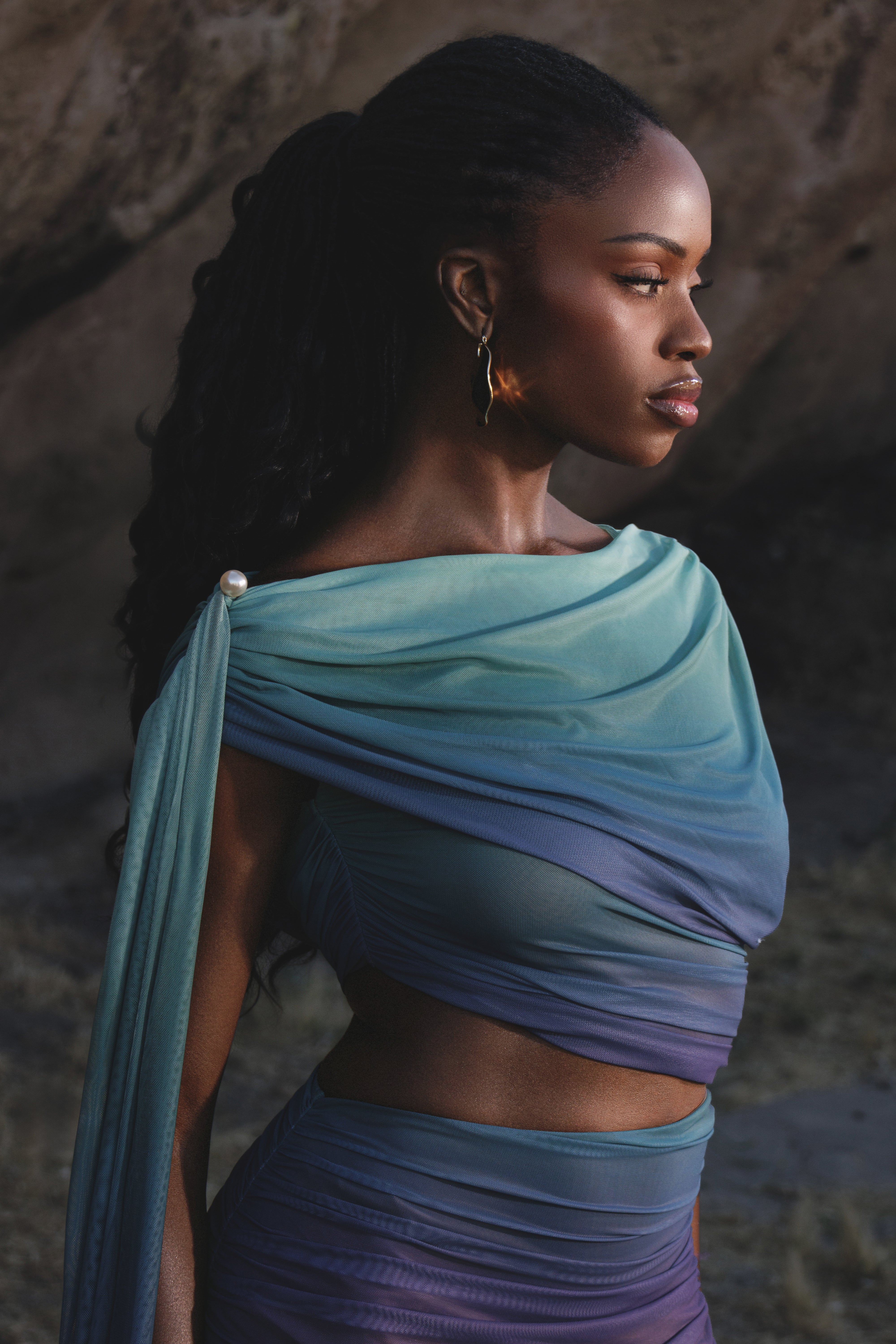 « Aris » — Robe Mi-Longue Découpée, Noir Ombré