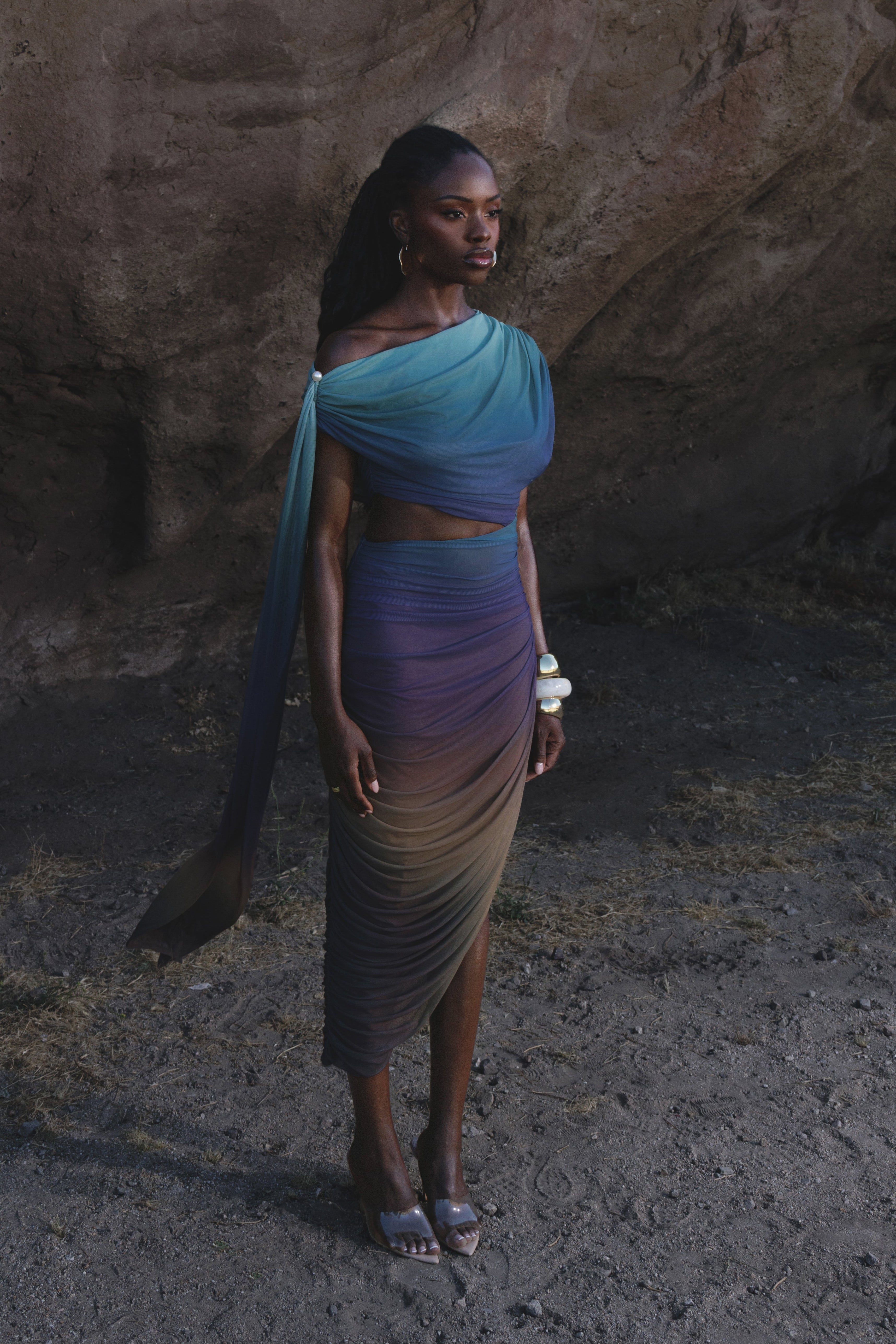 « Aris » — Robe Mi-Longue Découpée, Noir Ombré