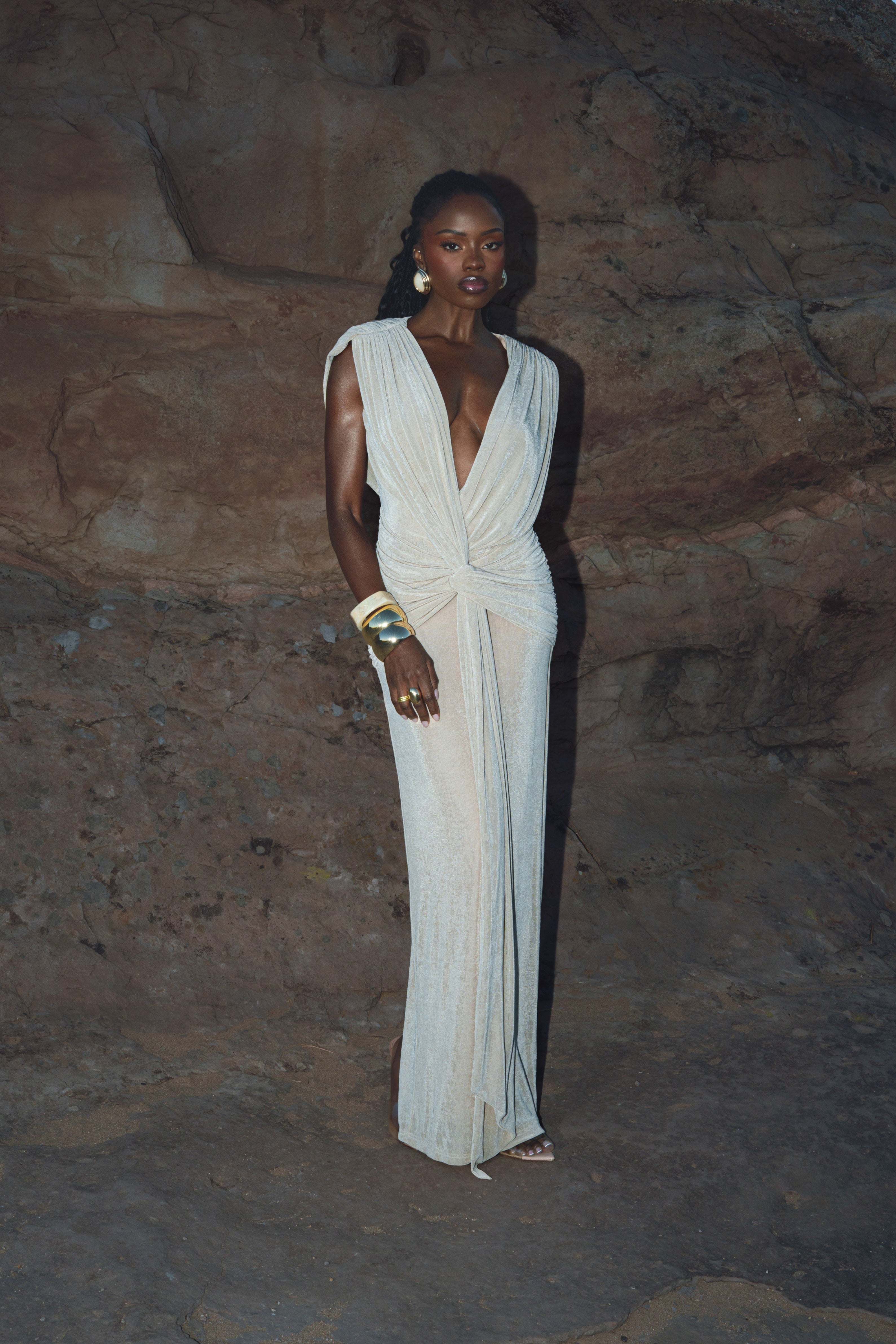 « Palma » — Robe Longue Décolletée, Pierre