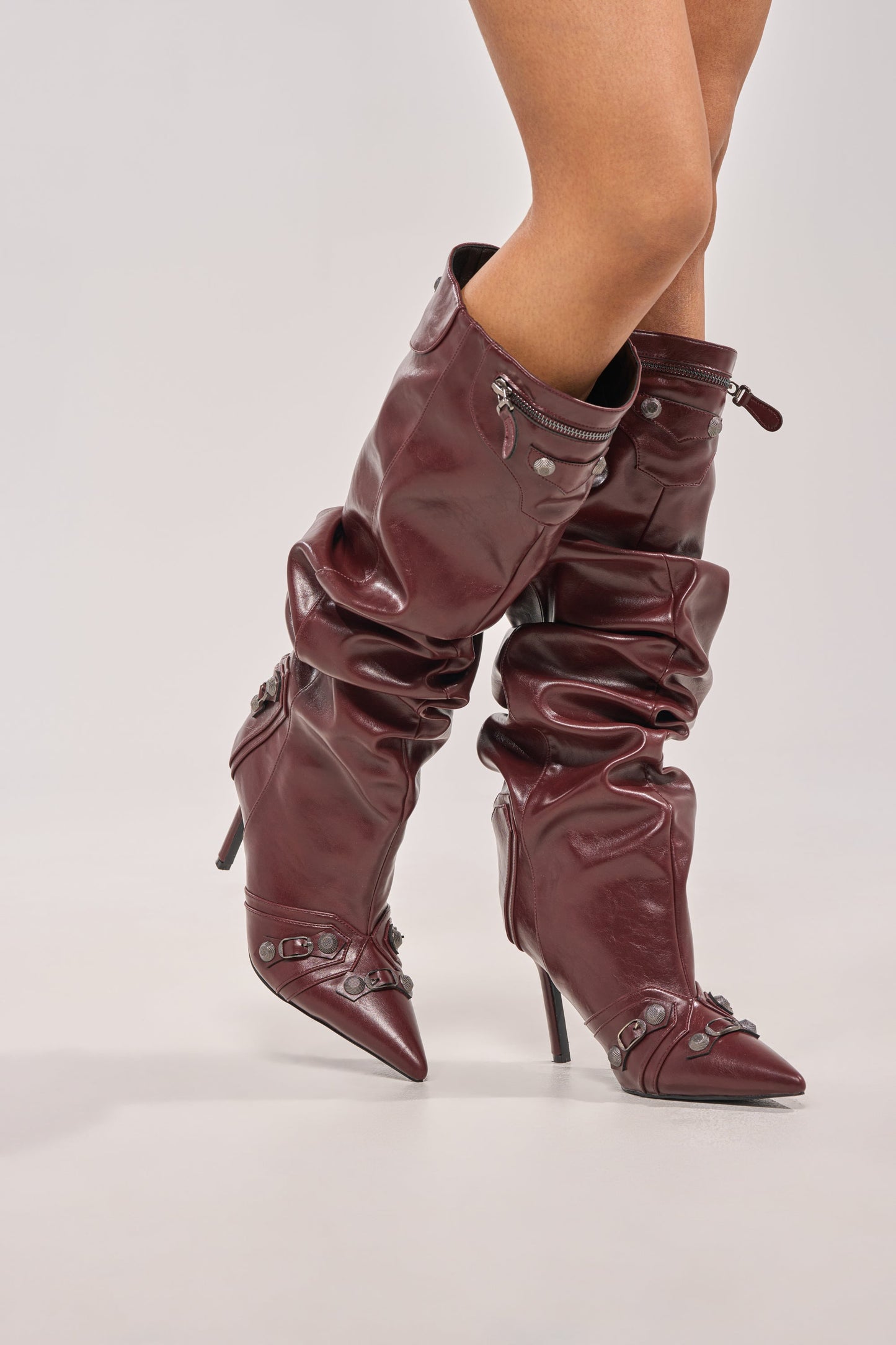 « Éclat Grenat » — Bottines Stiletto Froncées à Bijoux, Bordeaux