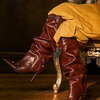 « Éclat Grenat » — Bottines Stiletto Froncées à Bijoux, Bordeaux