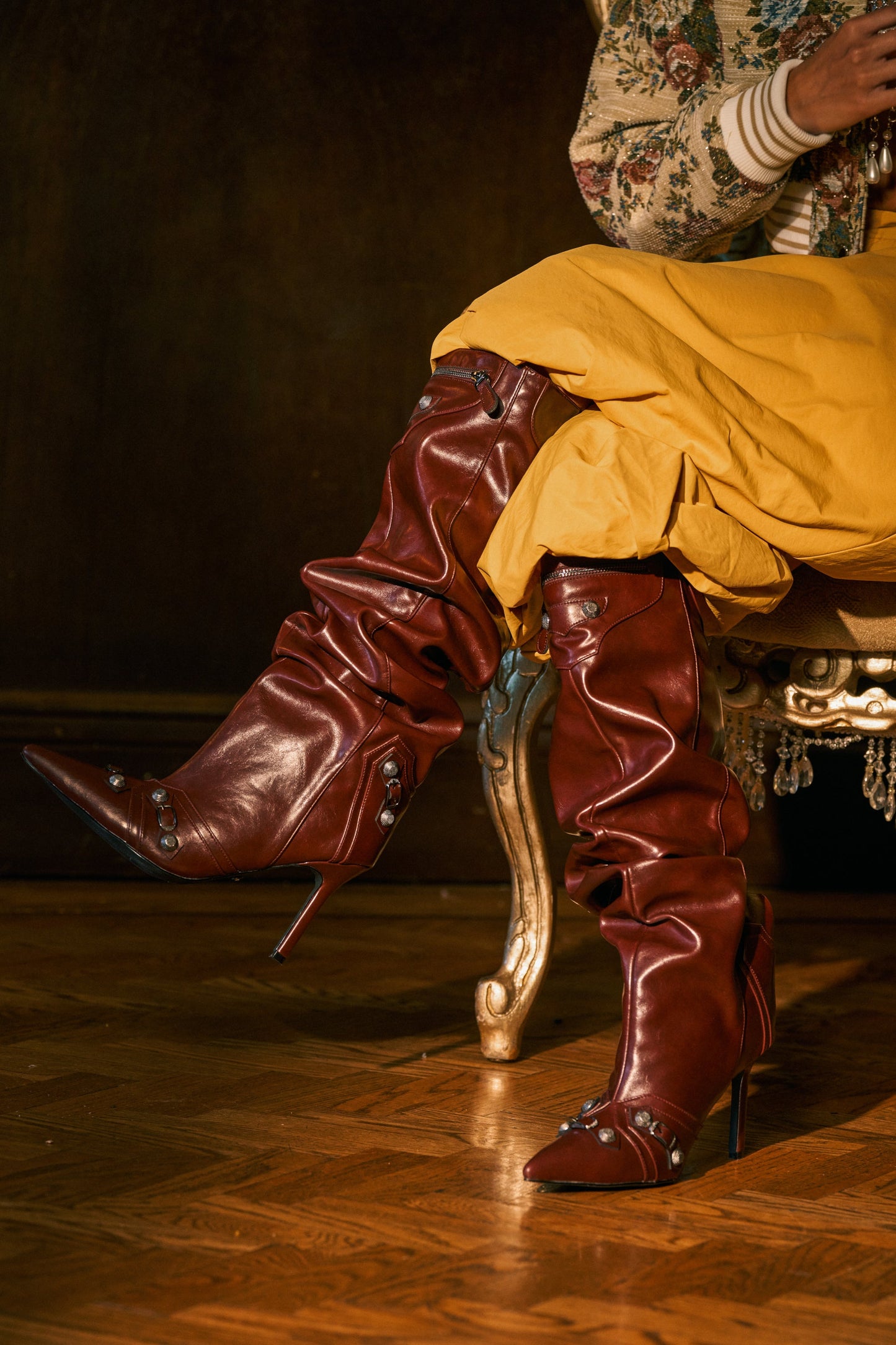 « Éclat Grenat » — Bottines Stiletto Froncées à Bijoux, Bordeaux