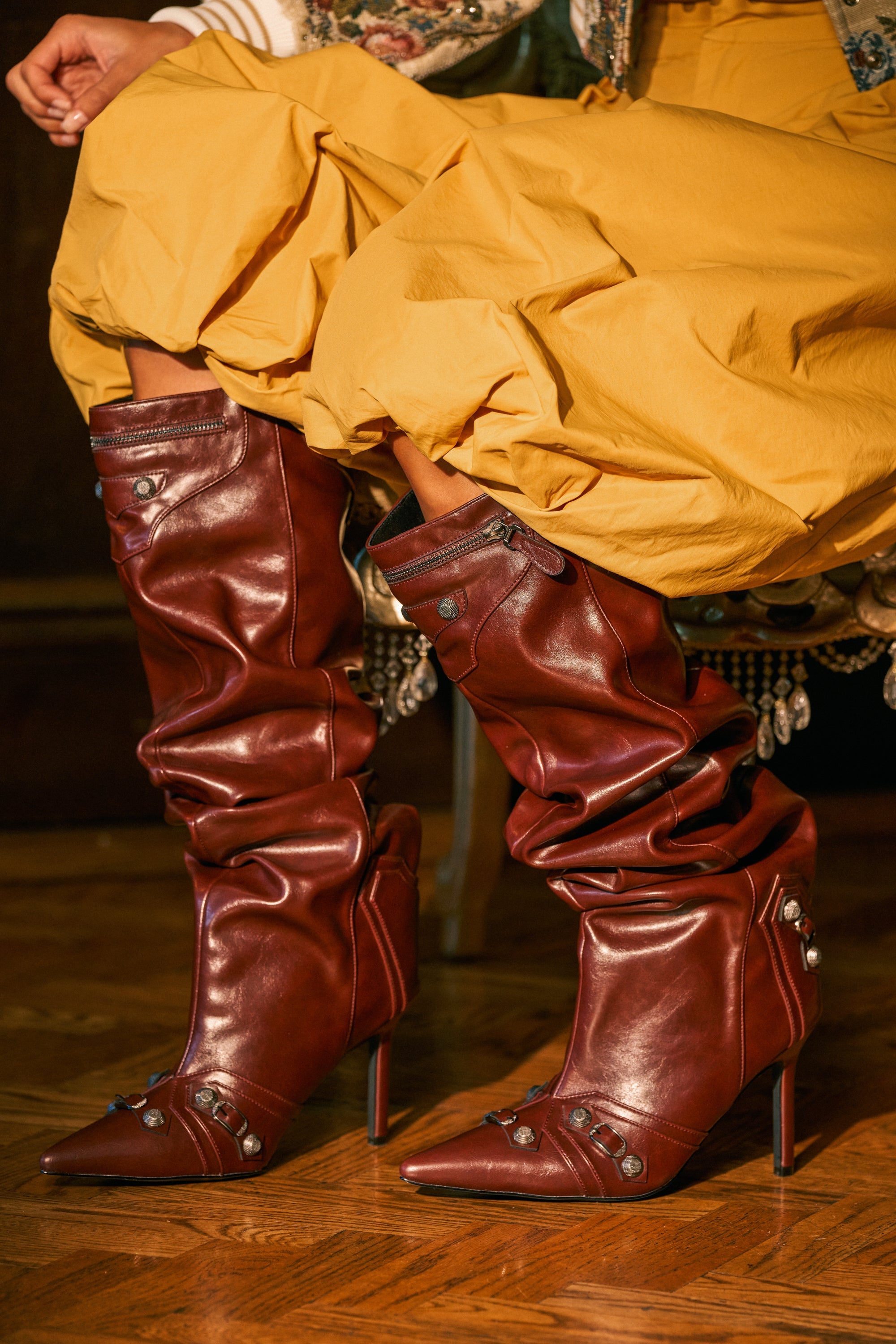 « Éclat Grenat » — Bottines Stiletto Froncées à Bijoux, Bordeaux