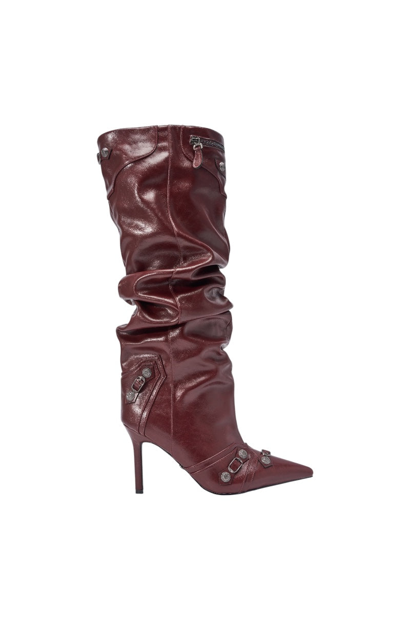 « Éclat Grenat » — Bottines Stiletto Froncées à Bijoux, Bordeaux