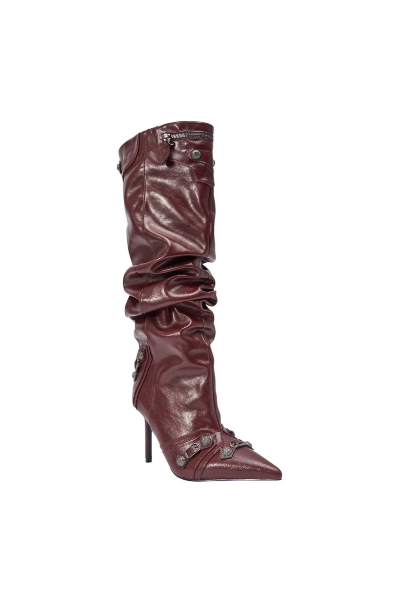 « Éclat Grenat » — Bottines Stiletto Froncées à Bijoux, Bordeaux