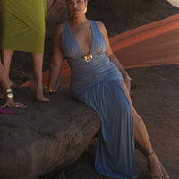 « Soirées Dorées » — Robe Longue Dos Nu Licou, Bleu