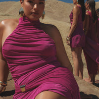 « Anastasia » — Robe Courte Dos Nu Licou Scintillante, Fuchsia