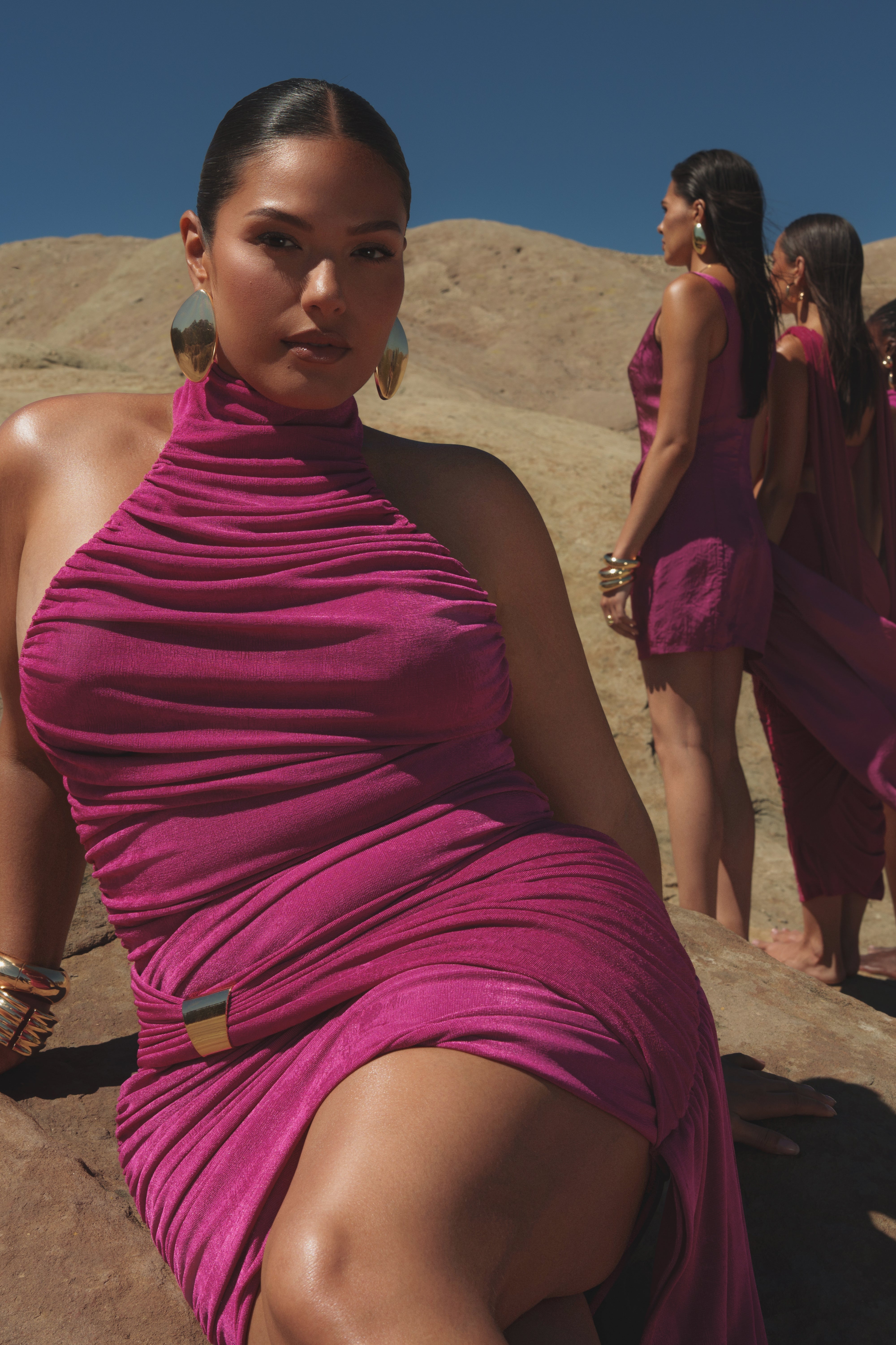 « Anastasia » — Robe Courte Dos Nu Licou Scintillante, Fuchsia