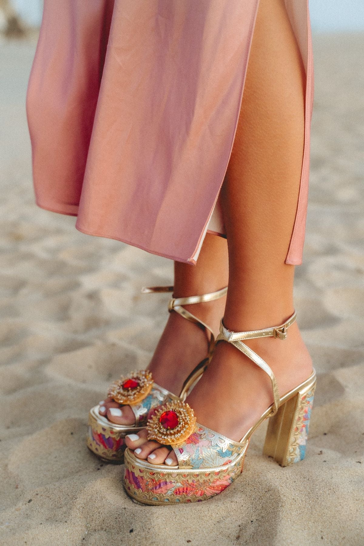 « Jardin » — Sandales Plateforme en Brocart, Rose Multicolore