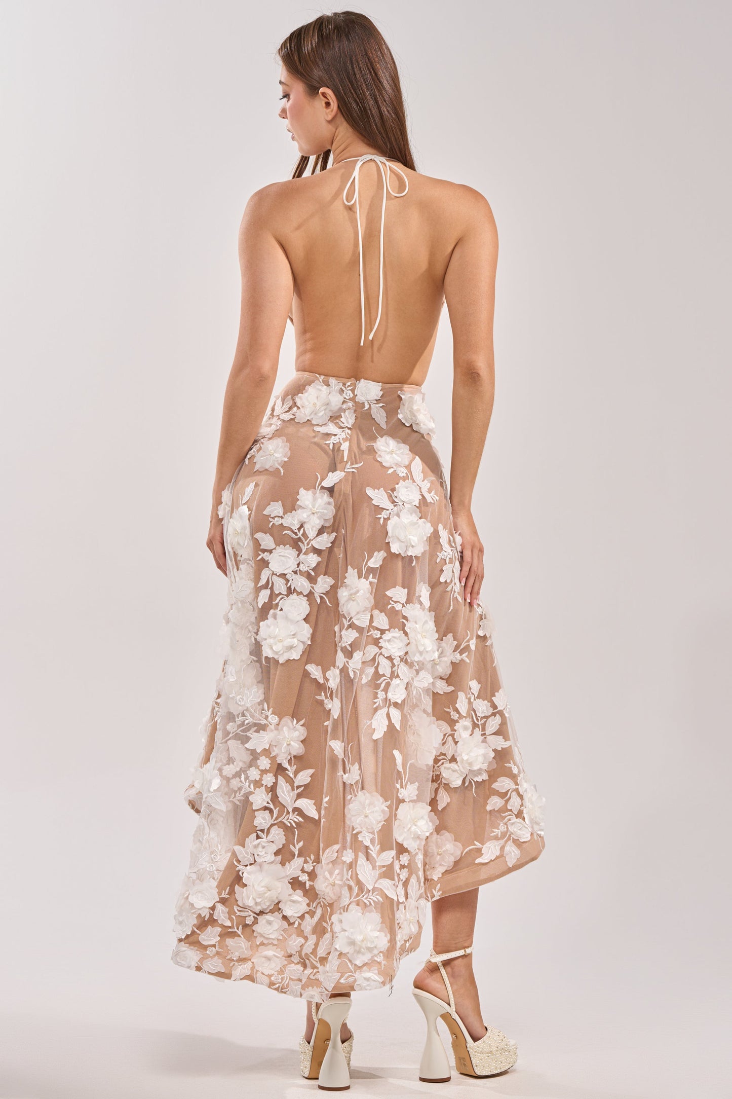 « Lilah » — Robe Mi-Longue Dentelle Fleurie, Nude et Blanc