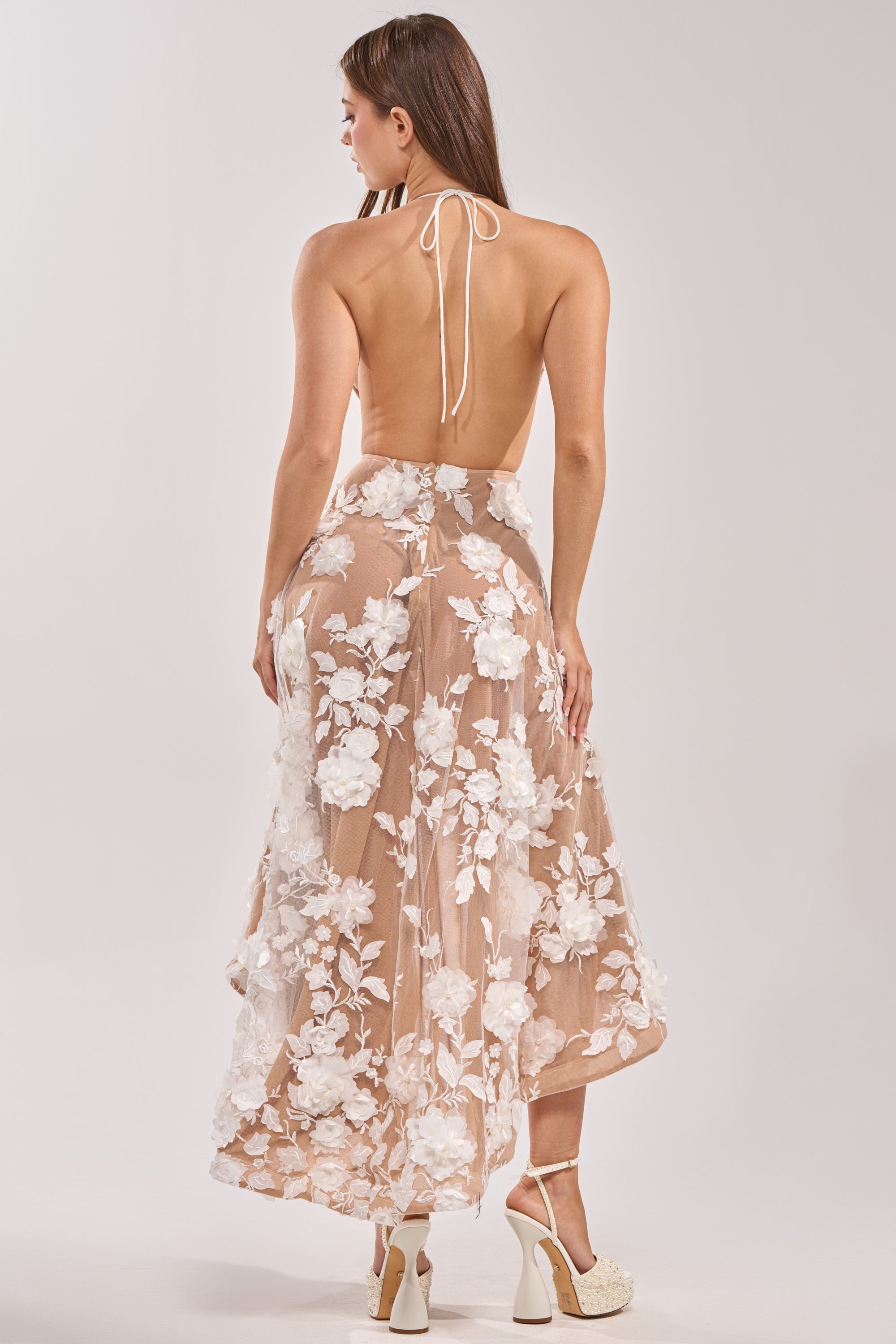 « Lilah » — Robe Mi-Longue Dentelle Fleurie, Nude et Blanc