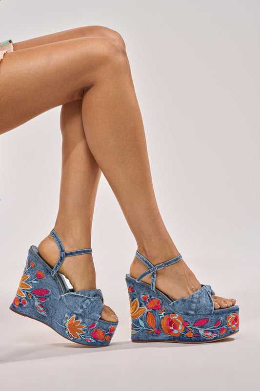« Flora » — Sandales Compensées en Denim Brodé Fleuri