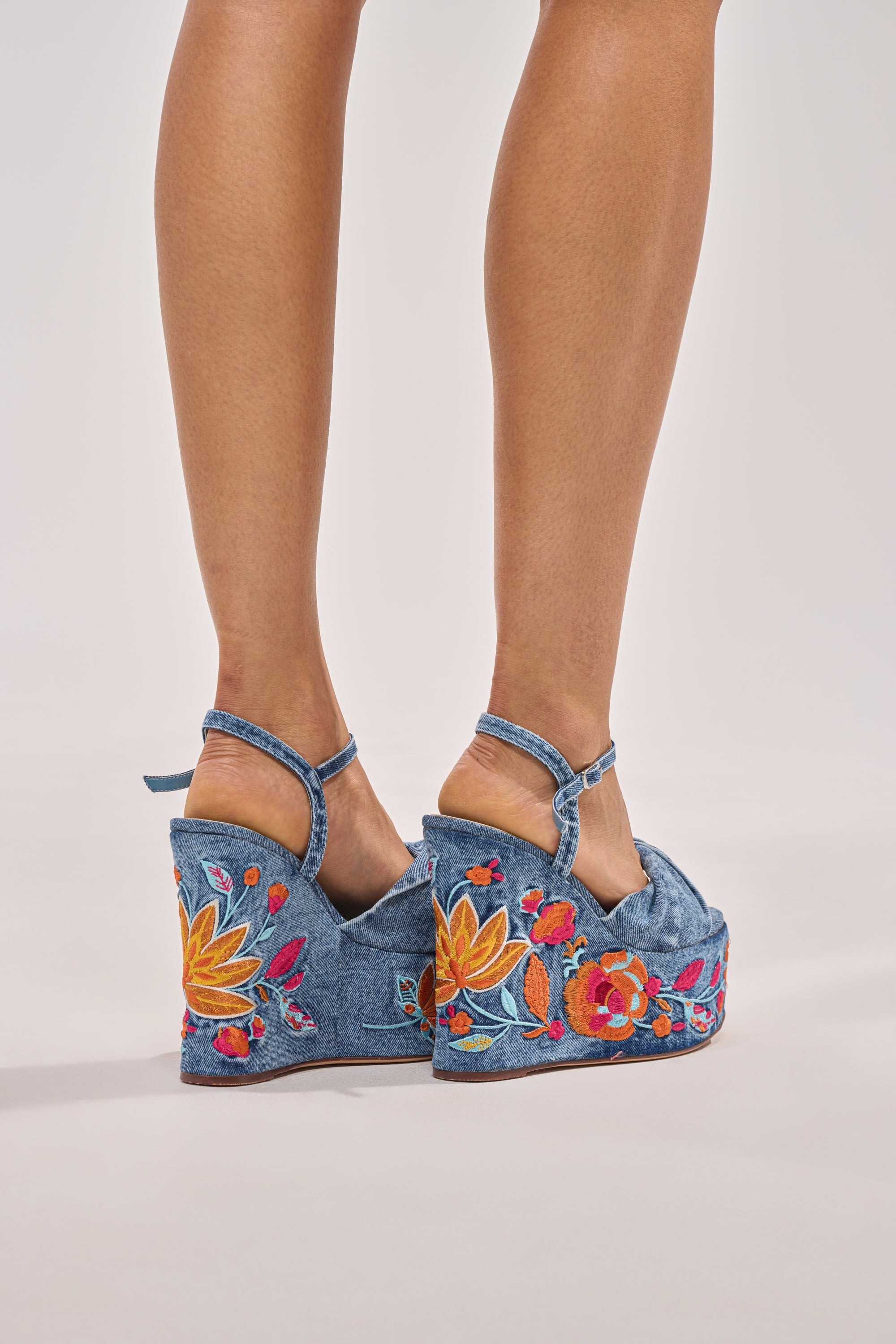 « Flora » — Sandales Compensées en Denim Brodé Fleuri